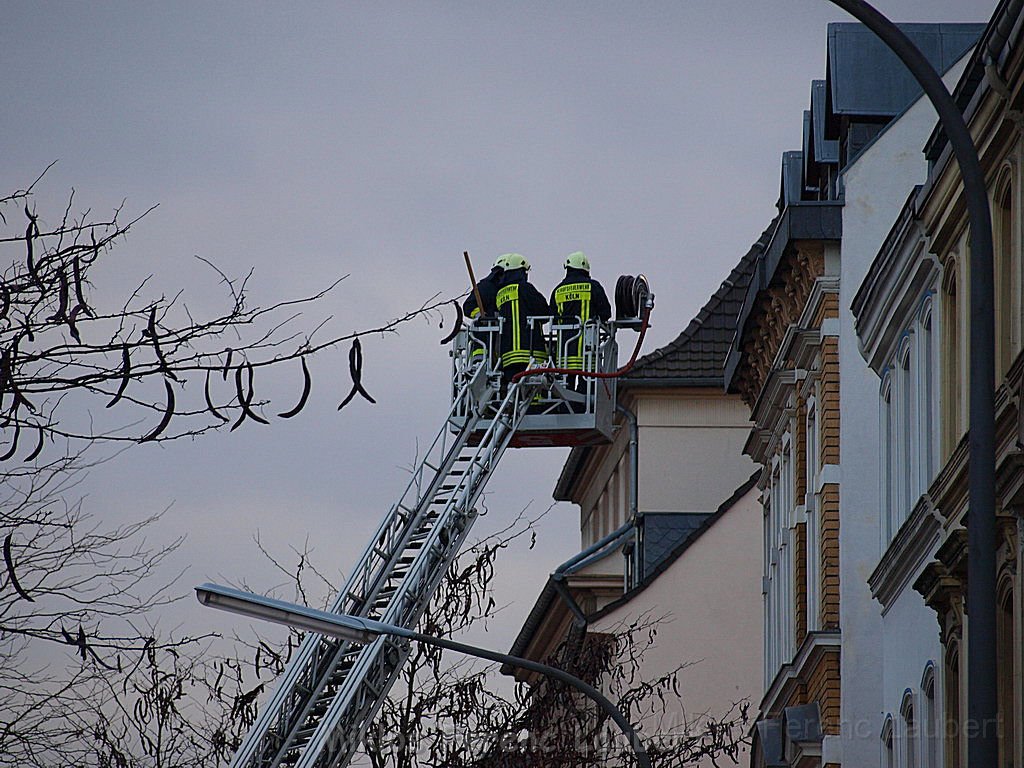 Einsatz Feuerwehr SEK Polizei Koeln Nippes Merheimerstr P156.JPG
